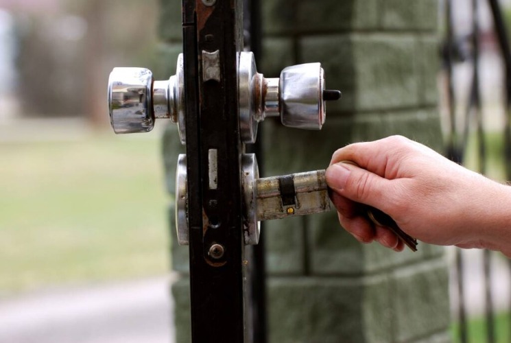 Find a Local Locksmith Near Me for Car or Home